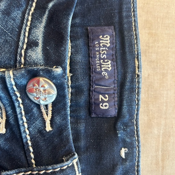 Miss Me Jean. Distressed size 29 tapered leg - Picture 4 of 4